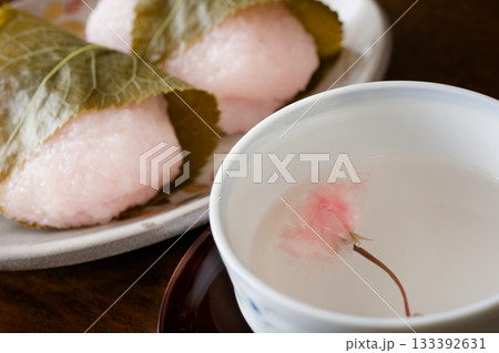 桜湯と桜餅 133392631