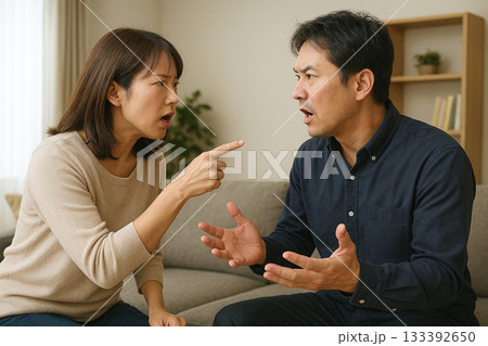 リビングでけんかしている40代日本人の男女の画像_AI生成 133392650