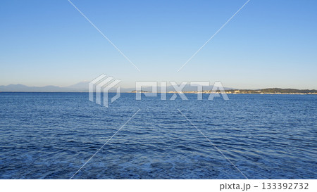 葉山町の森戸海岸の秋 133392732