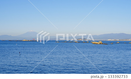 葉山町の森戸海岸の秋 133392733