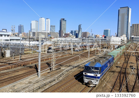 名古屋駅の高層ビル群をバックに走るEF210牽引の貨物列車 名古屋駅の高層ビル群をバックに走るEF210牽引の貨物列車 133392760