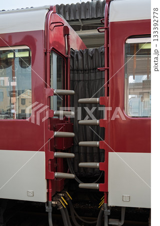 近鉄電車連結部の転落防止幌・突起 近鉄電車連結部の転落防止幌・突起 133392778