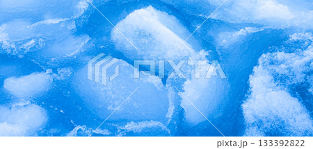 真冬の北海道オホーツク海に浮かぶ流氷の欠片 133392822