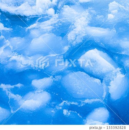 真冬の北海道オホーツク海に浮かぶ流氷の欠片 133392828