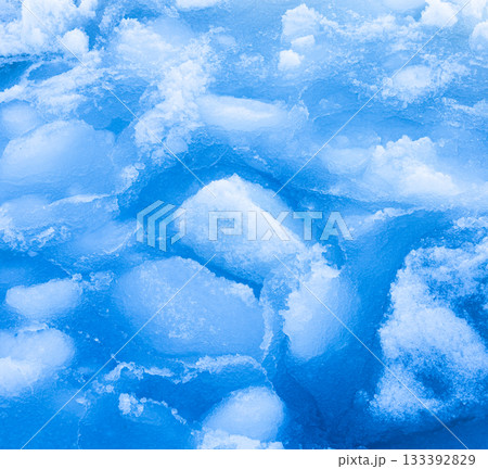 真冬の北海道オホーツク海に浮かぶ流氷の欠片 133392829