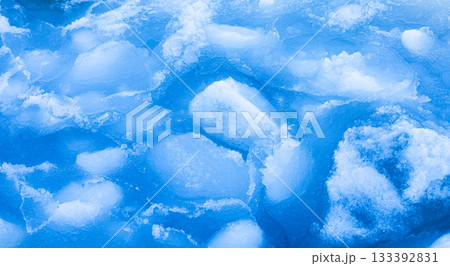 真冬の北海道オホーツク海に浮かぶ流氷の欠片 133392831