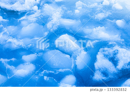 真冬の北海道オホーツク海に浮かぶ流氷の欠片 真冬の北海道オホーツク海に浮かぶ流氷の欠片 133392832