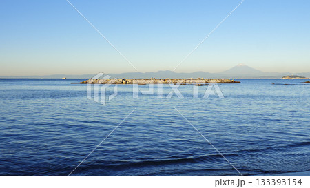 葉山町の森戸海岸の秋 133393154