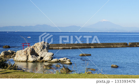 三浦半島南端の岩場から眺める、海越しの冬の風景 133393476