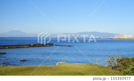 三浦半島南端の岩場から眺める、海越しの冬の風景 三浦半島南端の岩場から眺める、海越しの冬の風景 133393477