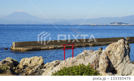 三浦半島南端の岩場から眺める、海越しの冬の風景 133393479