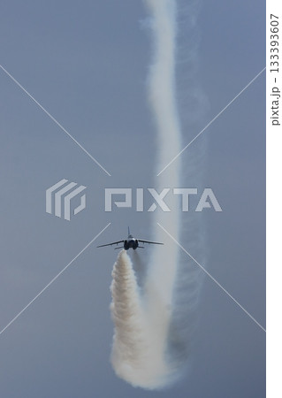 スモークを曳くブルーインパルス　ブルーインパルス5番機 133393607