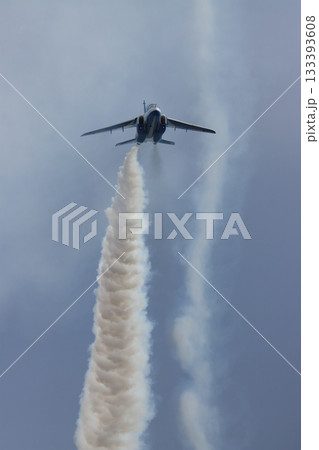 スモークを曳くブルーインパルス　ブルーインパルス5番機 133393608