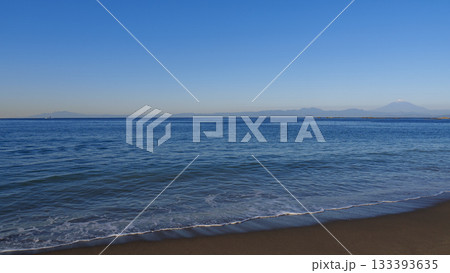 三浦半島南端の岩場から眺める、海越しの冬の風景 三浦半島南端の岩場から眺める、海越しの冬の風景 133393635