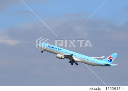 離陸する大韓航空機 上昇していく旅客機 離陸する大韓航空機 上昇していく旅客機 133393844