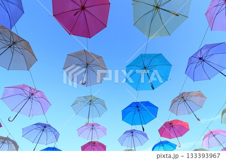 空に吊るされたカラフルなビニール傘 カラフルな傘 空に吊るされたカラフルなビニール傘 カラフルな傘 133393967