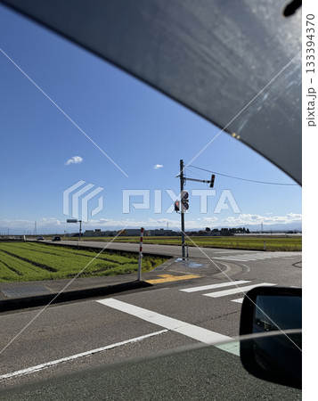 道路と田園風景 ※車窓から見える景色(11月 ※富山県 高岡市) 道路と田園風景 ※車窓から見える景色(11月 ※富山県 高岡市) 133394370