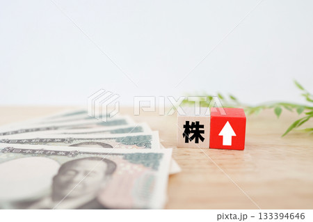 株高を示す日本円と上向き矢印のイメージ。 株高を示す日本円と上向き矢印のイメージ。 133394646