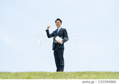 ビジネスマン 空 タブレット ガッツポーズ ビジネスマン 空 タブレット ガッツポーズ 133394868