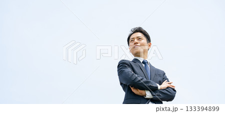 ビジネスマン　空　腕組み 133394899