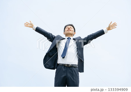 ビジネスマン　空　伸び　ストレッチ　 133394909