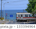 海を望むローカル線の踏切 133394964