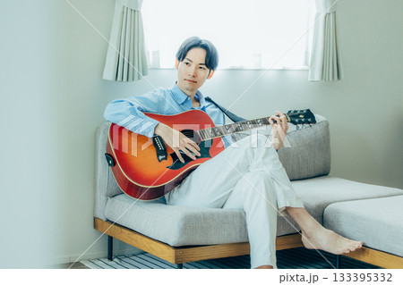 ギターを弾く男性 ギターを弾く男性 133395332