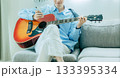 ギターを弾く男性 133395334