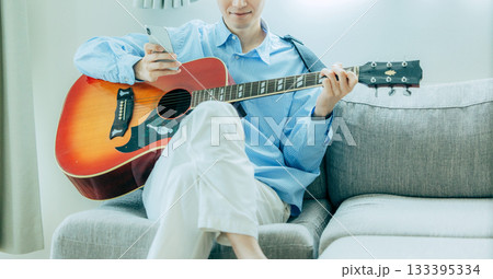 ギターを弾く男性 133395334