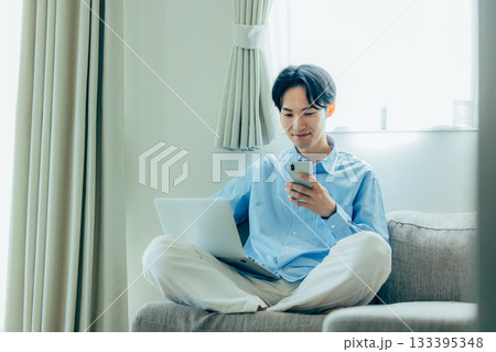 テレワーク　ミドル男性 133395348