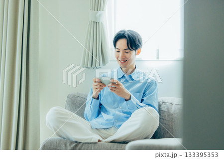 スマホを操作するミドル男性 スマホを操作するミドル男性 133395353