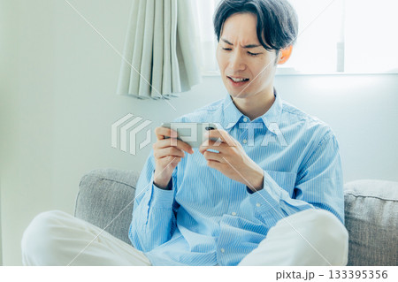 スマホを操作するミドル男性 133395356