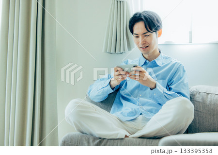 スマホを操作するミドル男性 133395358