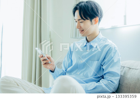 スマホを操作するミドル男性 スマホを操作するミドル男性 133395359