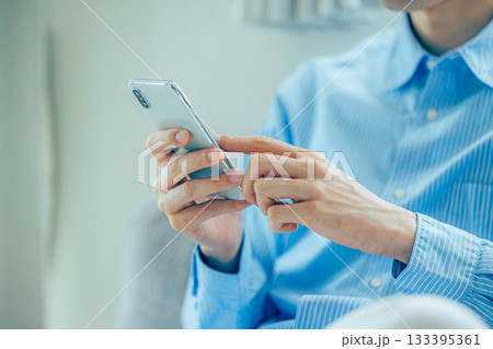 スマホを操作するミドル男性 133395361