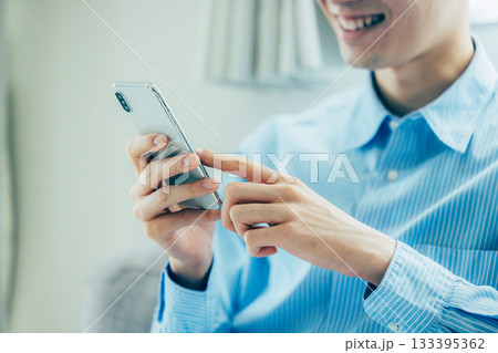 スマホを操作するミドル男性 スマホを操作するミドル男性 133395362