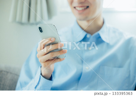 スマホを操作するミドル男性 133395363