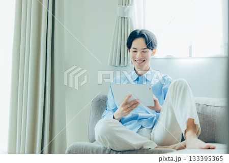タブレットを操作する男性 133395365