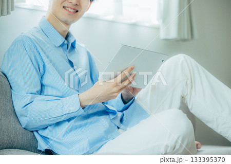 タブレットを操作する男性 133395370
