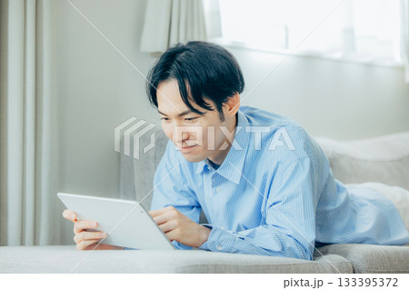 タブレットを操作する男性 タブレットを操作する男性 133395372
