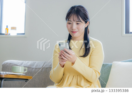 スマホを見るミドル女性 スマホを見るミドル女性 133395386