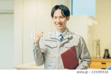 作業着を着た笑顔の男性 133395416