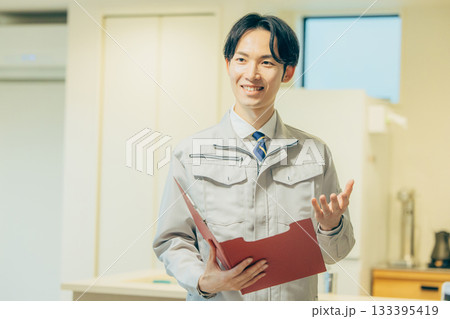 作業着を着た笑顔の男性 133395419