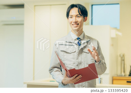 作業着を着た笑顔の男性 133395420
