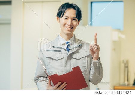 作業着を着た笑顔の男性 133395424