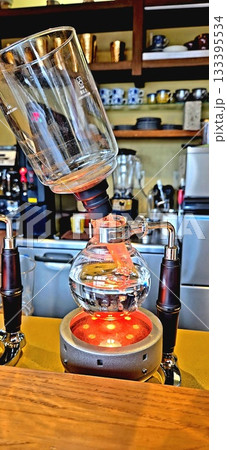 サイフォン式で淹れるコーヒー サイフォン式で淹れるコーヒー 133395534