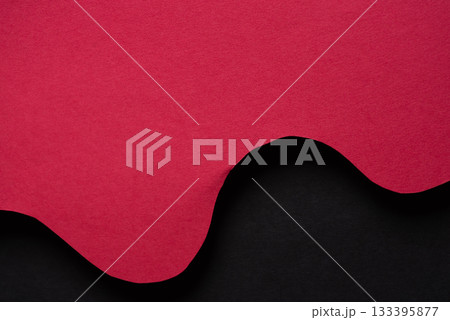 重なる赤色と黒色の画用紙 133395877