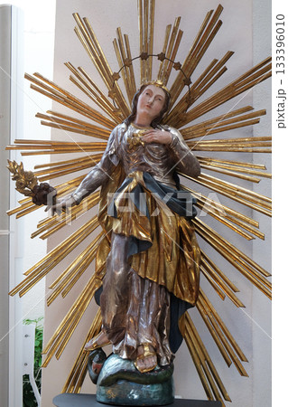 Virgin Mary, statue in the Church of Saint Bartholomew in Leutershausen, Germany Virgin Mary, statue in the Church of Saint Bartholomew in Leutershausen, Germany 133396010