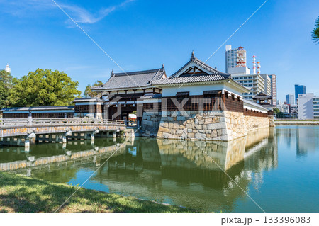 広島市　復元された広島城表御門と御門橋 133396083