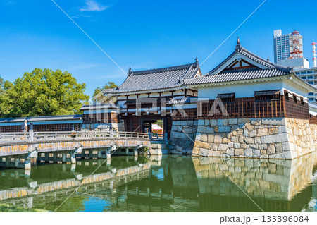 広島市　復元された広島城表御門と御門橋 133396084